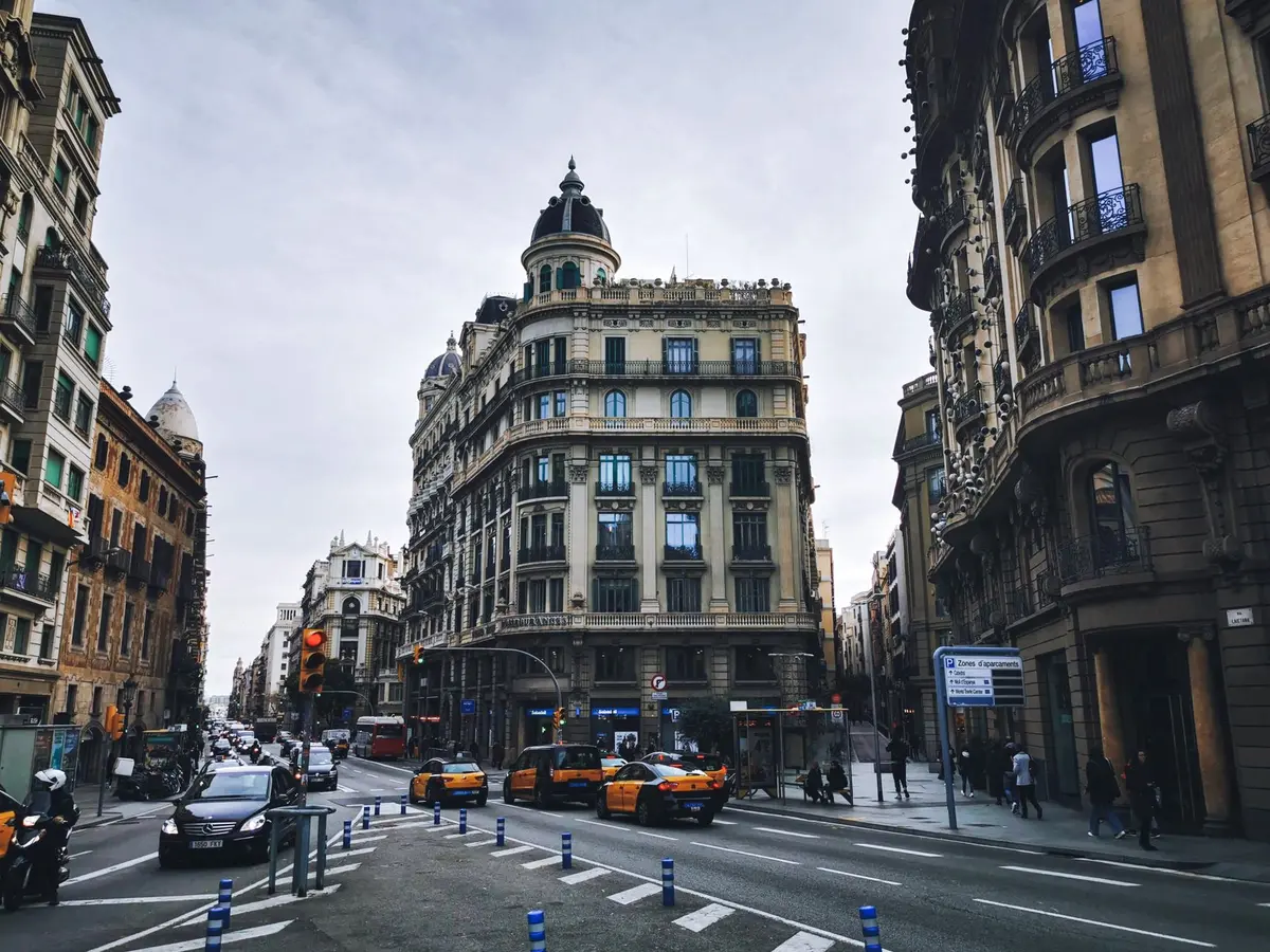 Rue de Barcelone avec b&acirc;timents d'architecture moderniste et larges avenues
