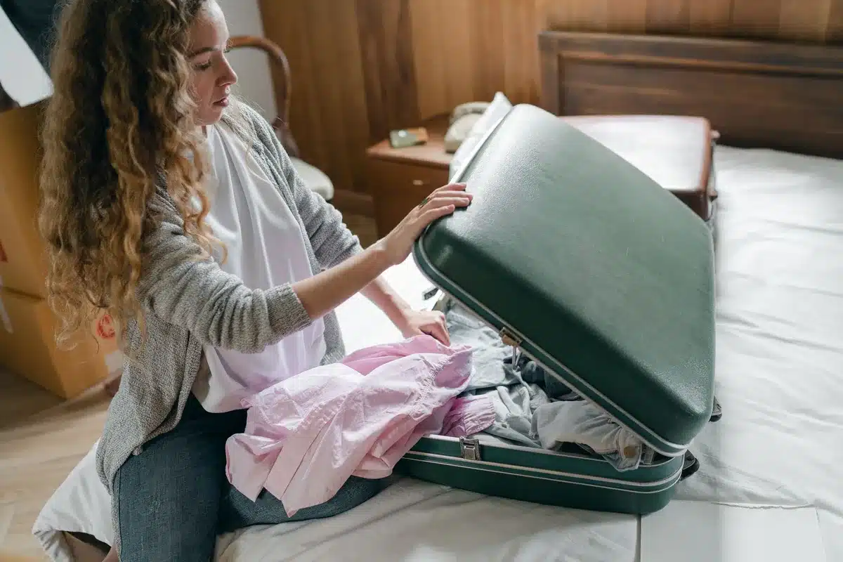 Valises et sacs de rangement disposés dans un petit espace de chambre
