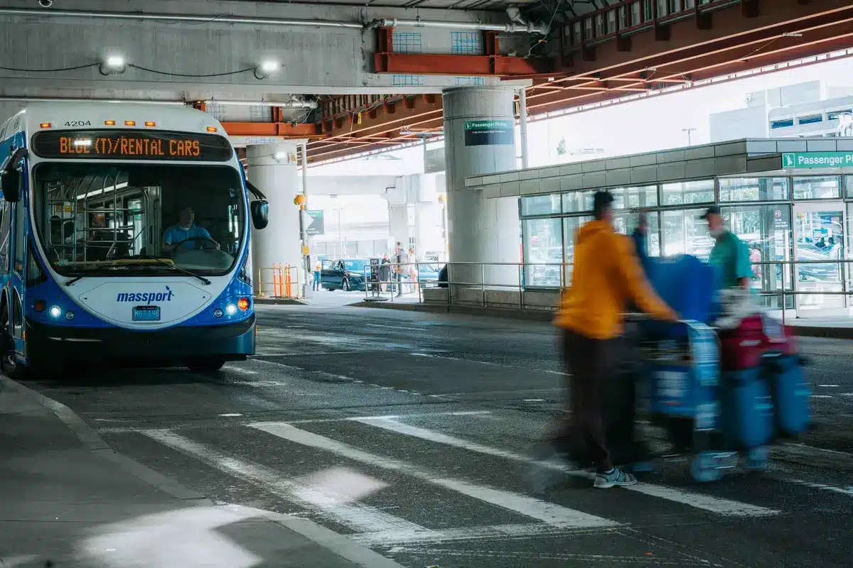 Navette d'aéroport et options de transfert pour voyageurs avec bagages