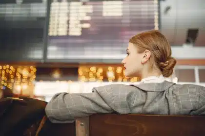 Voyageur consultant les options de vols sur un ordinateur portable au comptoir de l'aéroport