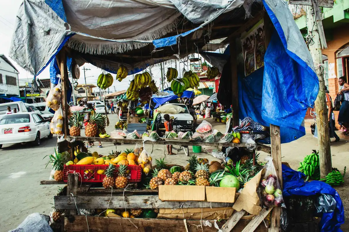 Marché couvert avec vendeurs locaux et stands de street food