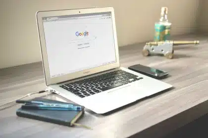 Personne consultant des tarifs aériens sur un ordinateur portable avec calendrier et comparateurs de vols