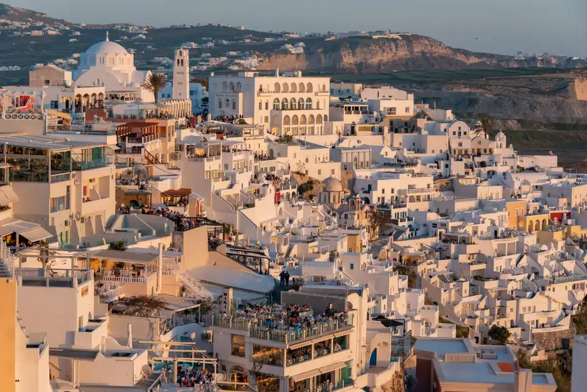 Foule de touristes dans une rue étroite de Santorin pendant la haute saison