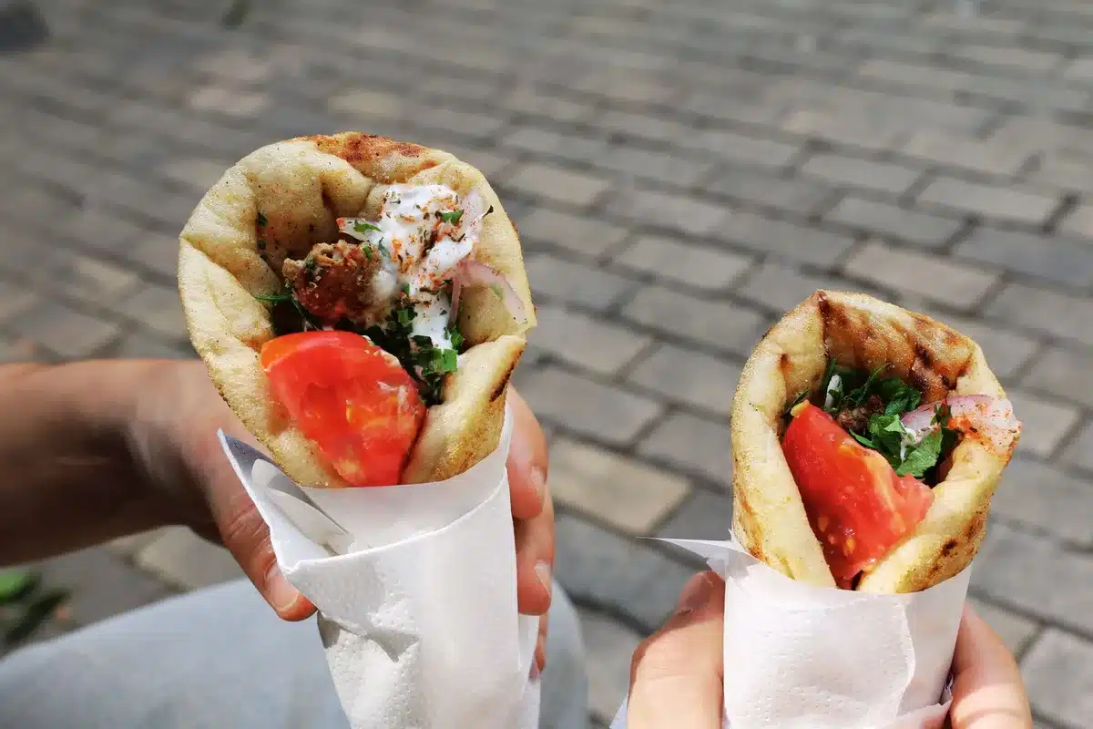 Stand de rue vendant des gyros traditionnels grecs
