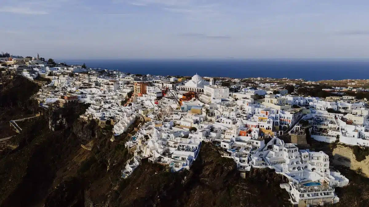 Paysage de Santorin avec maisons blanches et vue sur la caldeira au coucher du soleil