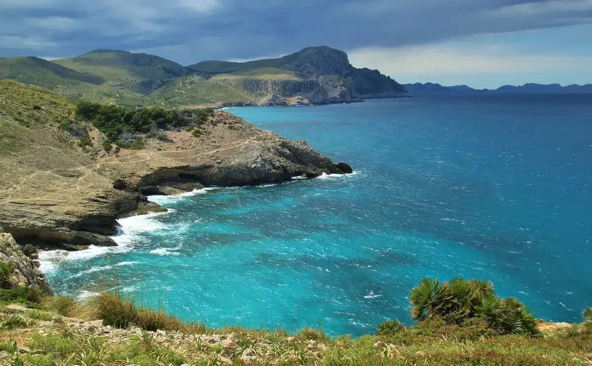 Sentier du littoral offrant une vue panoramique sur la c&ocirc;te m&eacute;diterran&eacute;enne entre Argel&egrave;s et Collioure