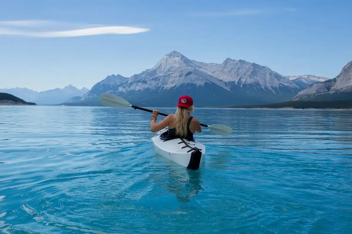 Activités nautiques : kayak et stand-up paddle sur les eaux cristallines de la Méditerranée