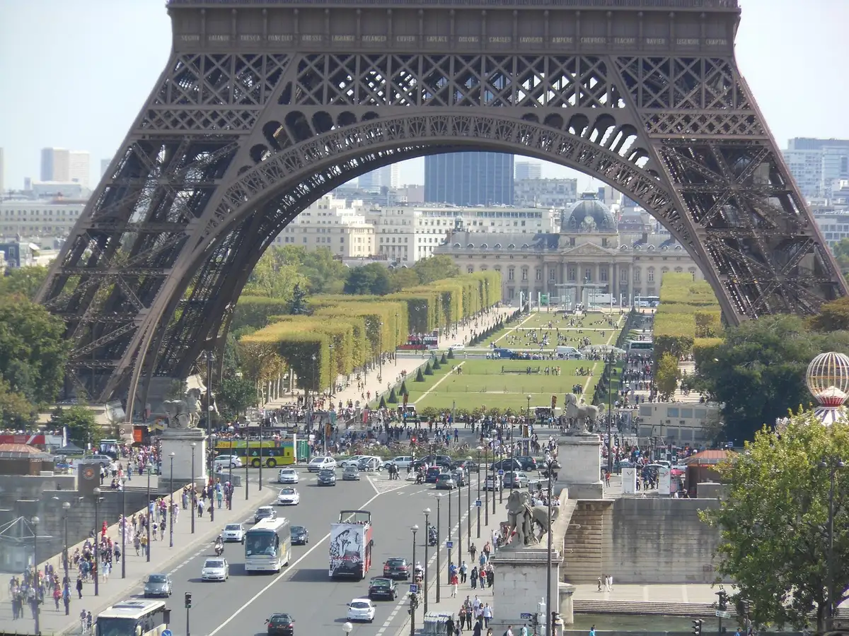 Vue de la tour Eiffel depuis le Trocadéro en plein jour
