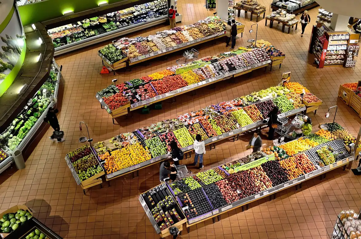 Stands de marché alimentaire avec produits frais à Paris