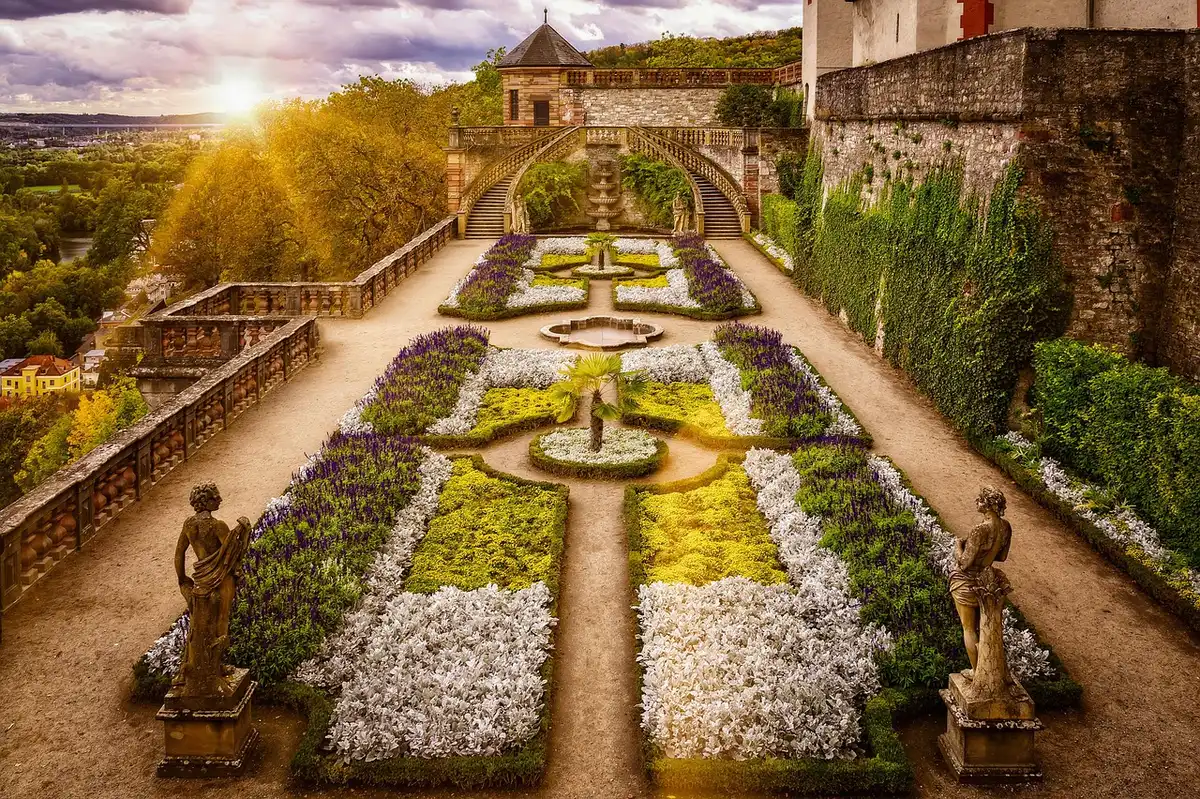 Allée bordée d'arbres et bancs dans un jardin botanique à Brooklyn