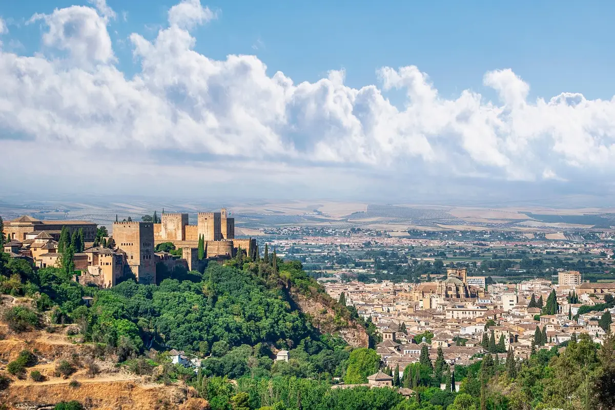 Château médiéval perché dominant la ville et la vallée