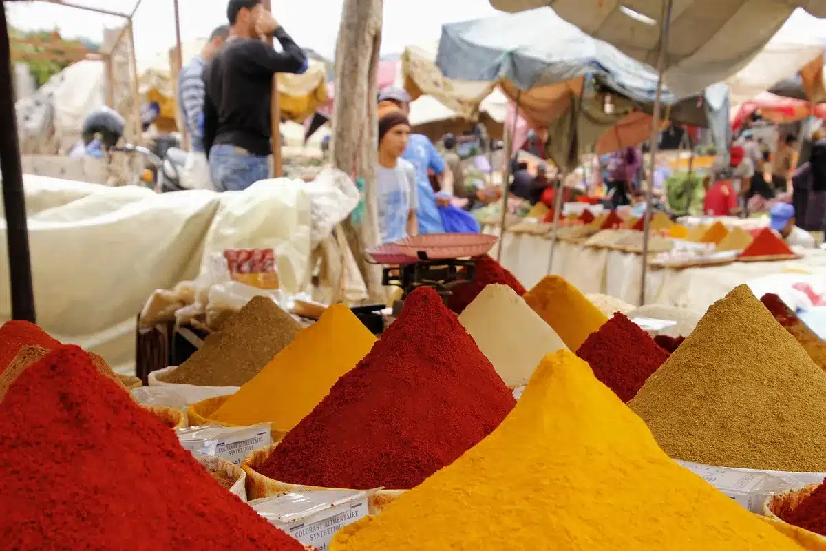 Stand de cuisine de rue dans un souk de Marrakech avec plats traditionnels
