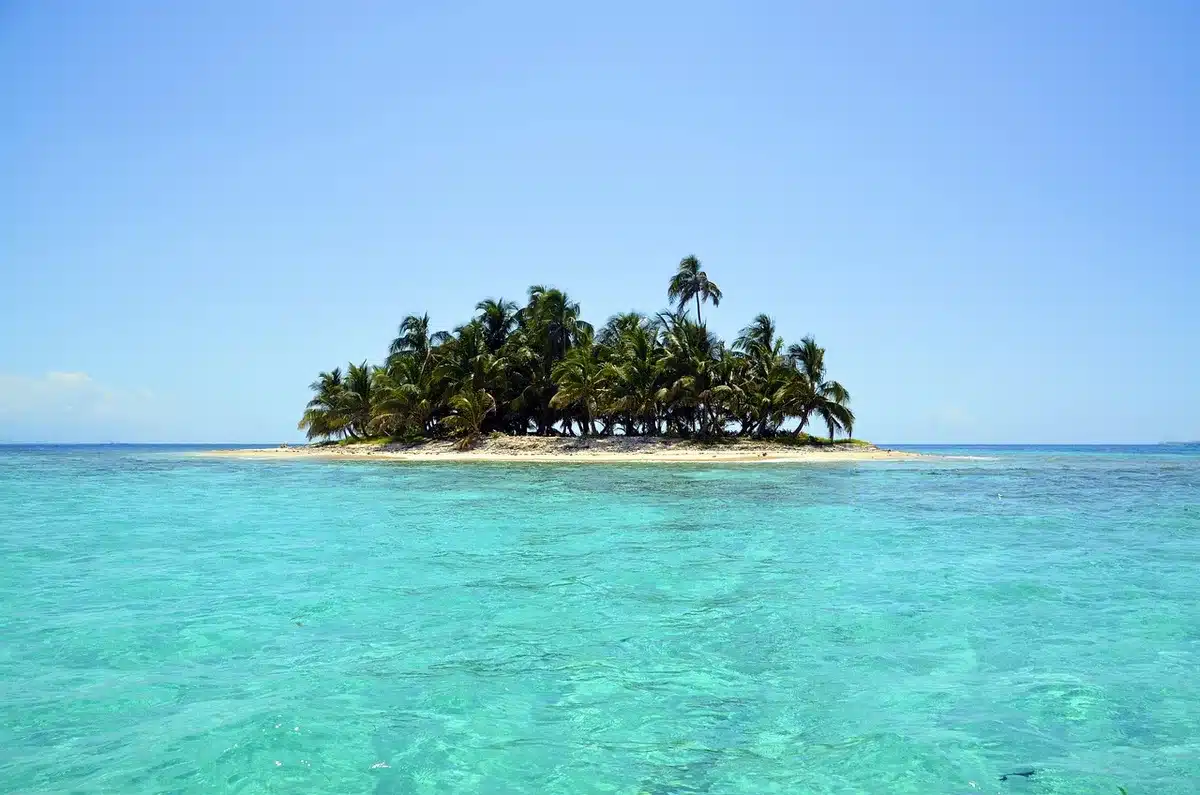Hôtel détruit à Mayotte, avec structures endommagées et équipements dispersés