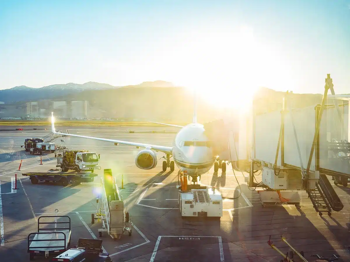 Passager avec bagages quittant l'aéroport en taxi vers le centre