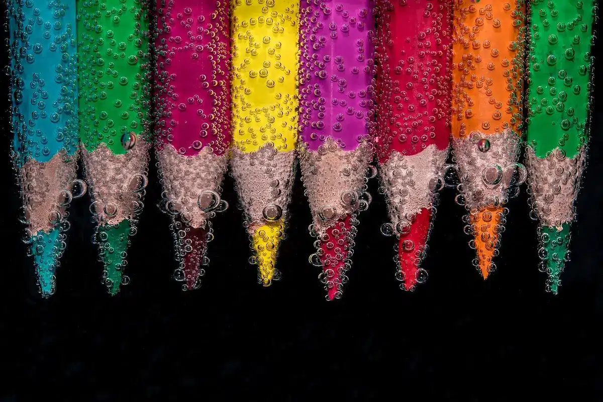 Petite trousse de crayons de couleur et feutres fins dans un sac
