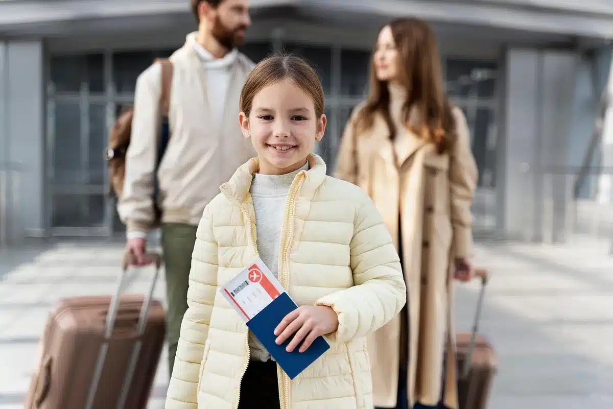Checklist de voyage avec passeport, billets et articles à emporter posés sur une table