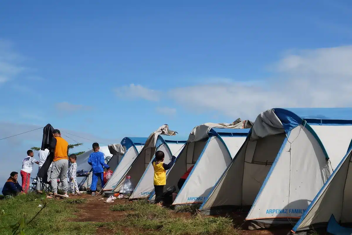 Familles profitant des animations et équipements d'un camping