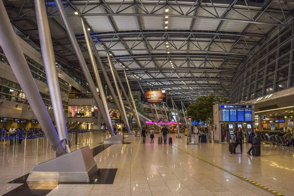Hall d'arrivée d'un aéroport international en Asie avec bagages