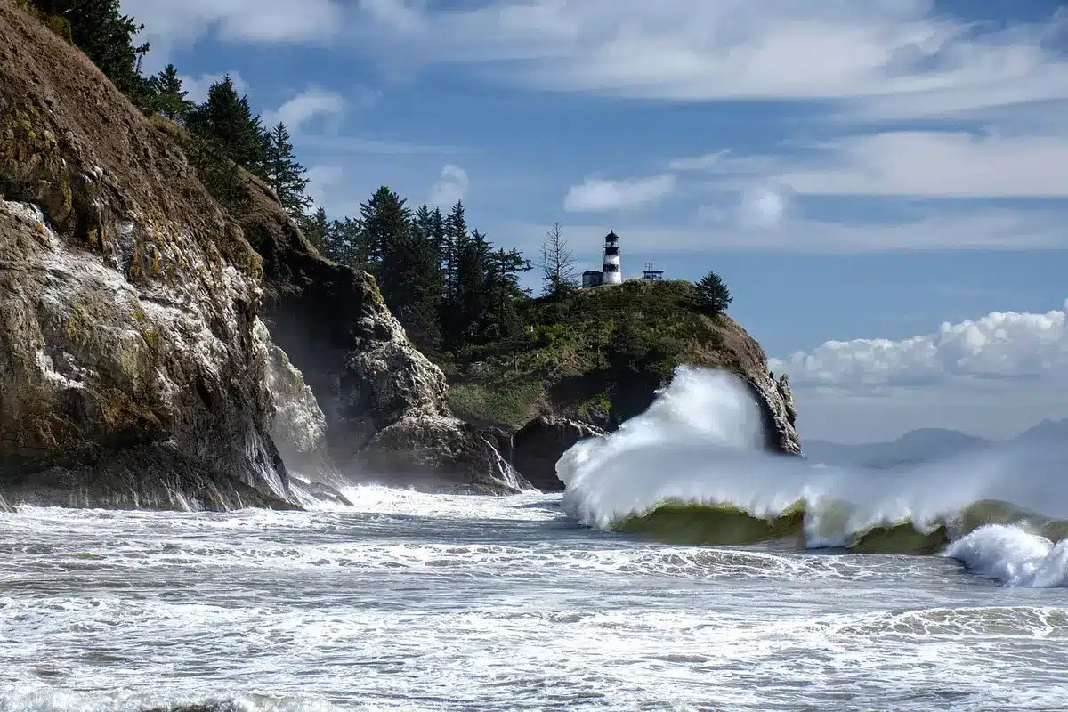 Randonnée le long des falaises bretonnes avec vue sur phare et océan