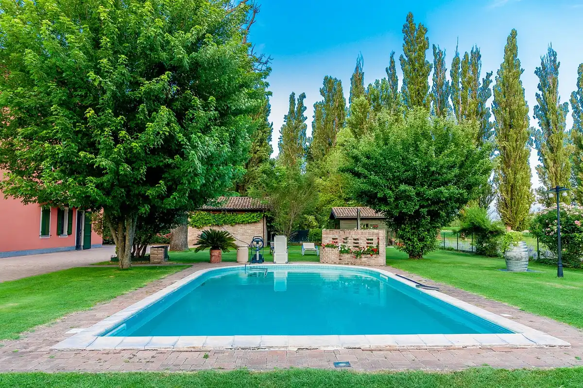 Villa privée entourée de palmiers avec piscine en plein jour