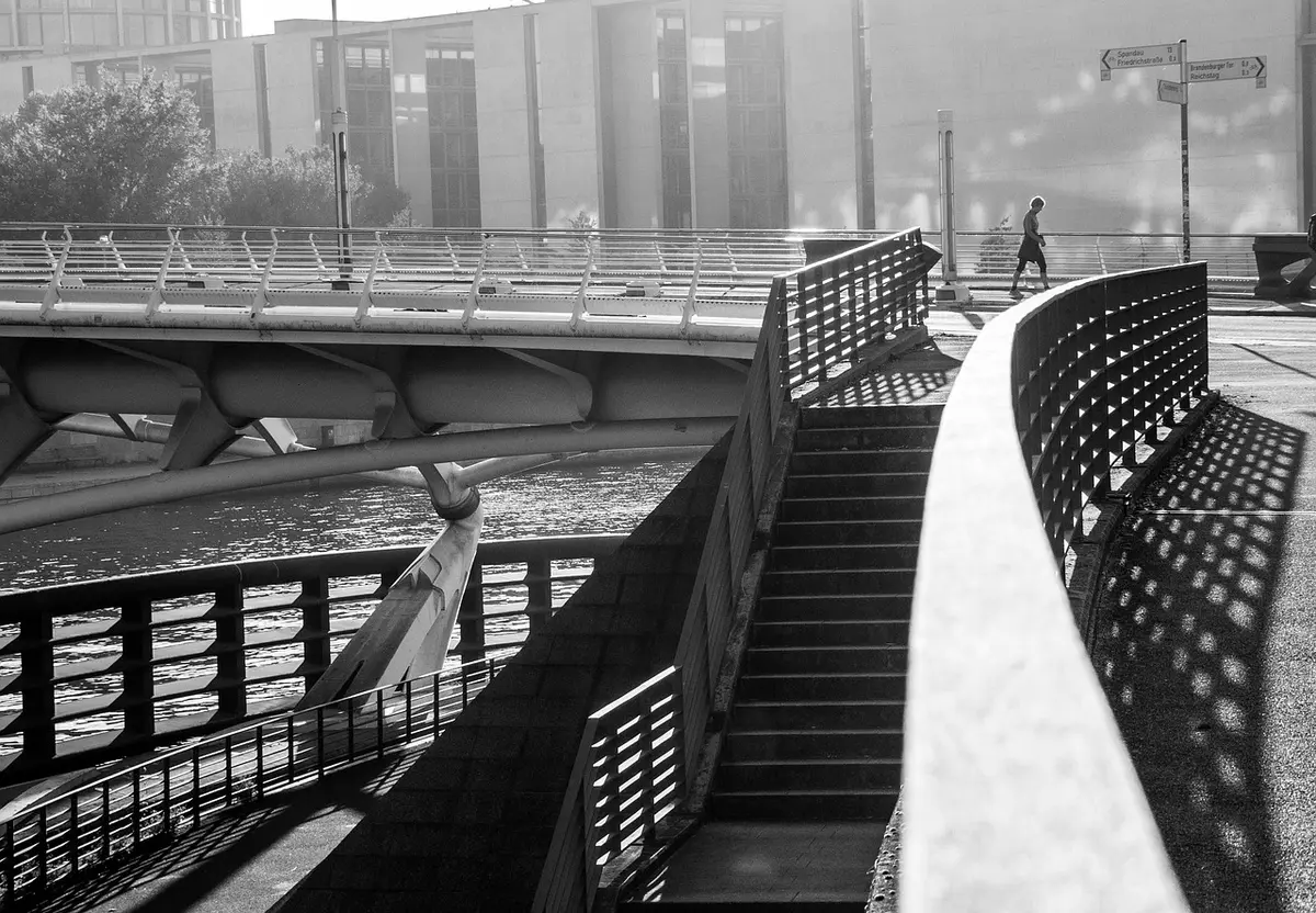 Escaliers et petits ponts piétons à Venise montrés de jour