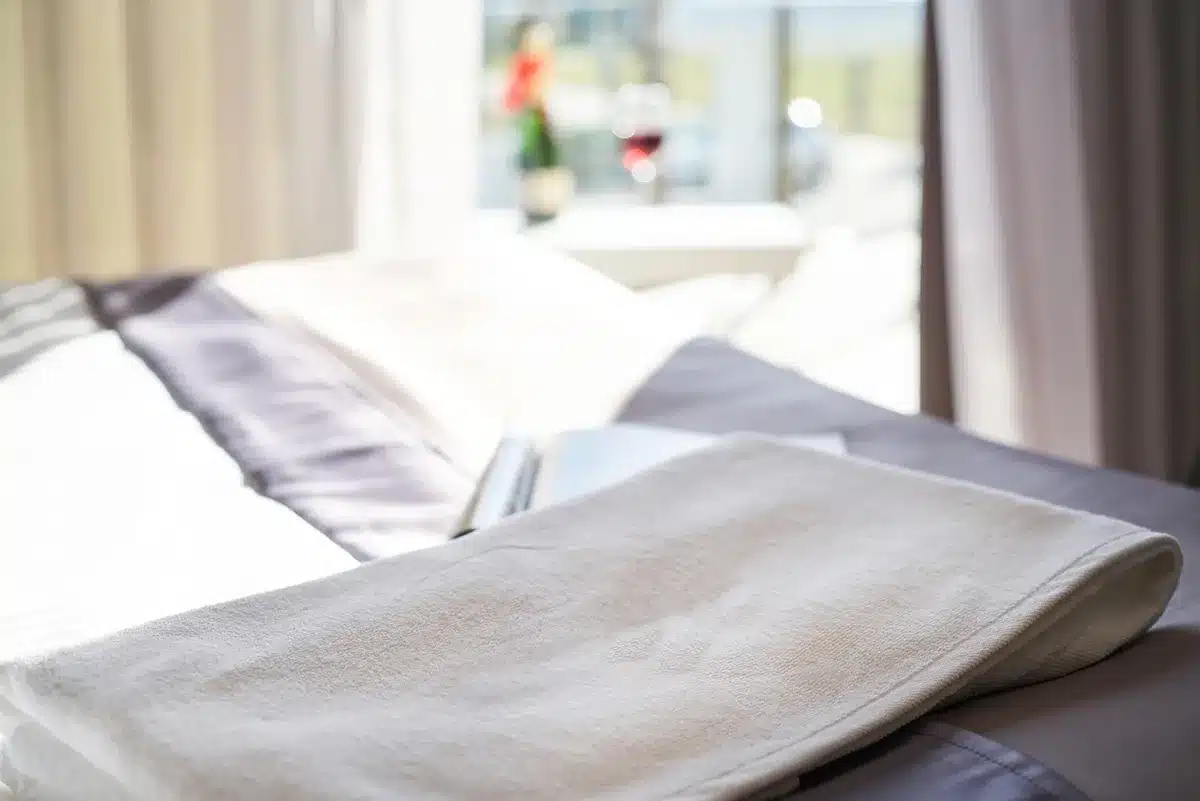 Espace spa avec baignoire et produits de bien-&ecirc;tre dans un h&ocirc;tel