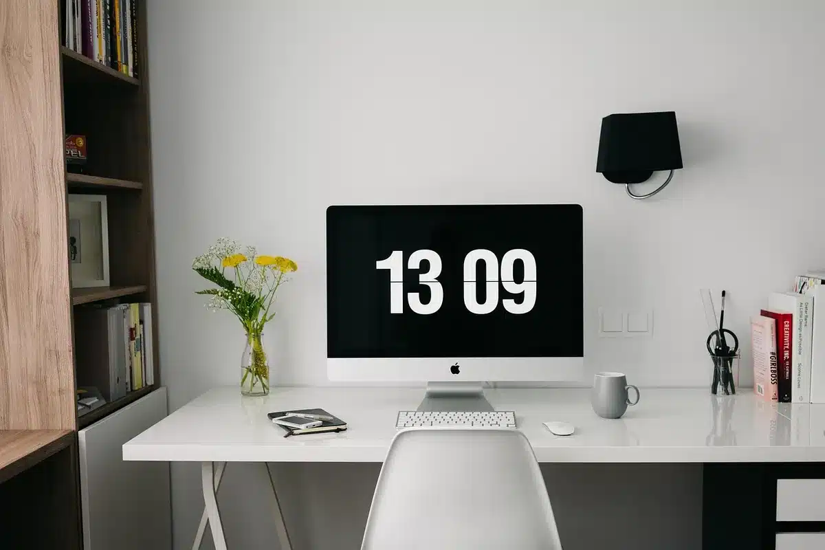 Bureau équipé dans une chambre d'hôtel avec connexion Wi-Fi pour le travail