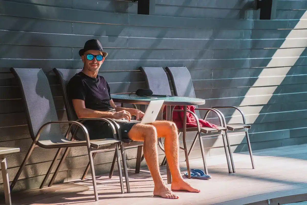 Personne travaillant sur un ordinateur portable avec une mauvaise connexion Internet en voyage