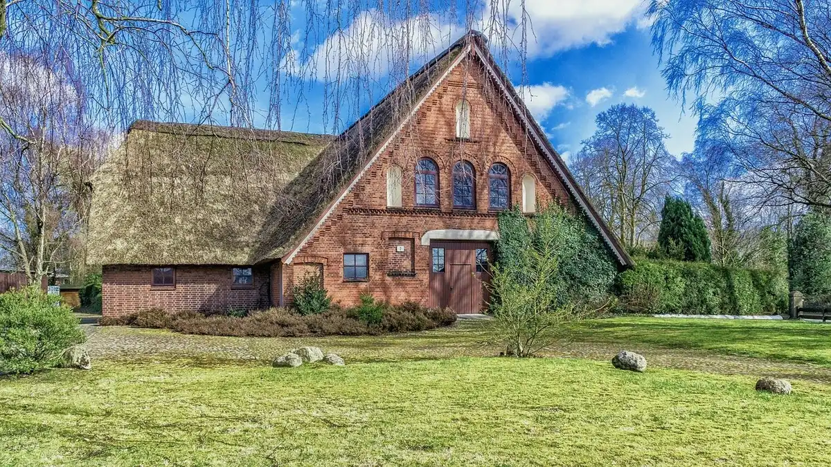Rue de village alpin à Seefeld avec une petite chapelle et randonneurs au soleil