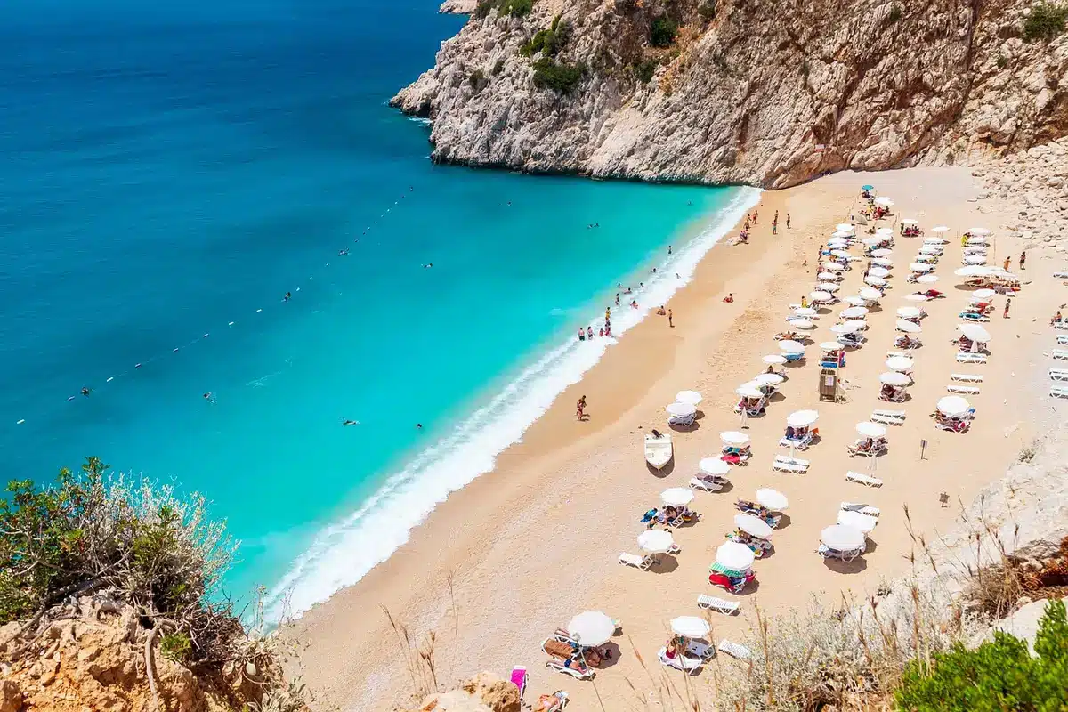 Foule de touristes sur une plage méditerranéenne pendant l'été