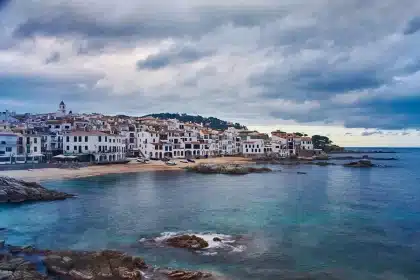 Vue aérienne d'une côte méditerranéenne ensoleillée avec plages et navires de croisière à l'horizon
