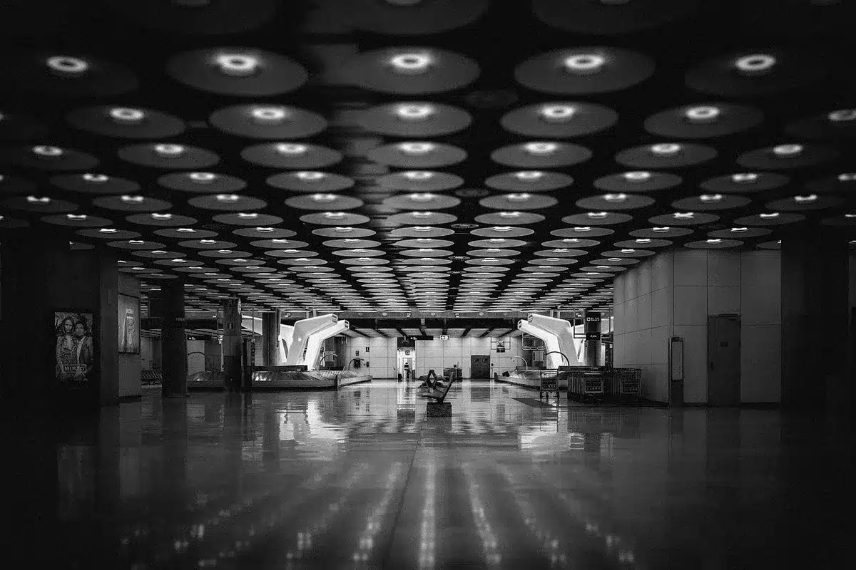 Vue d'un terminal d'aéroport français avec panneaux de départ