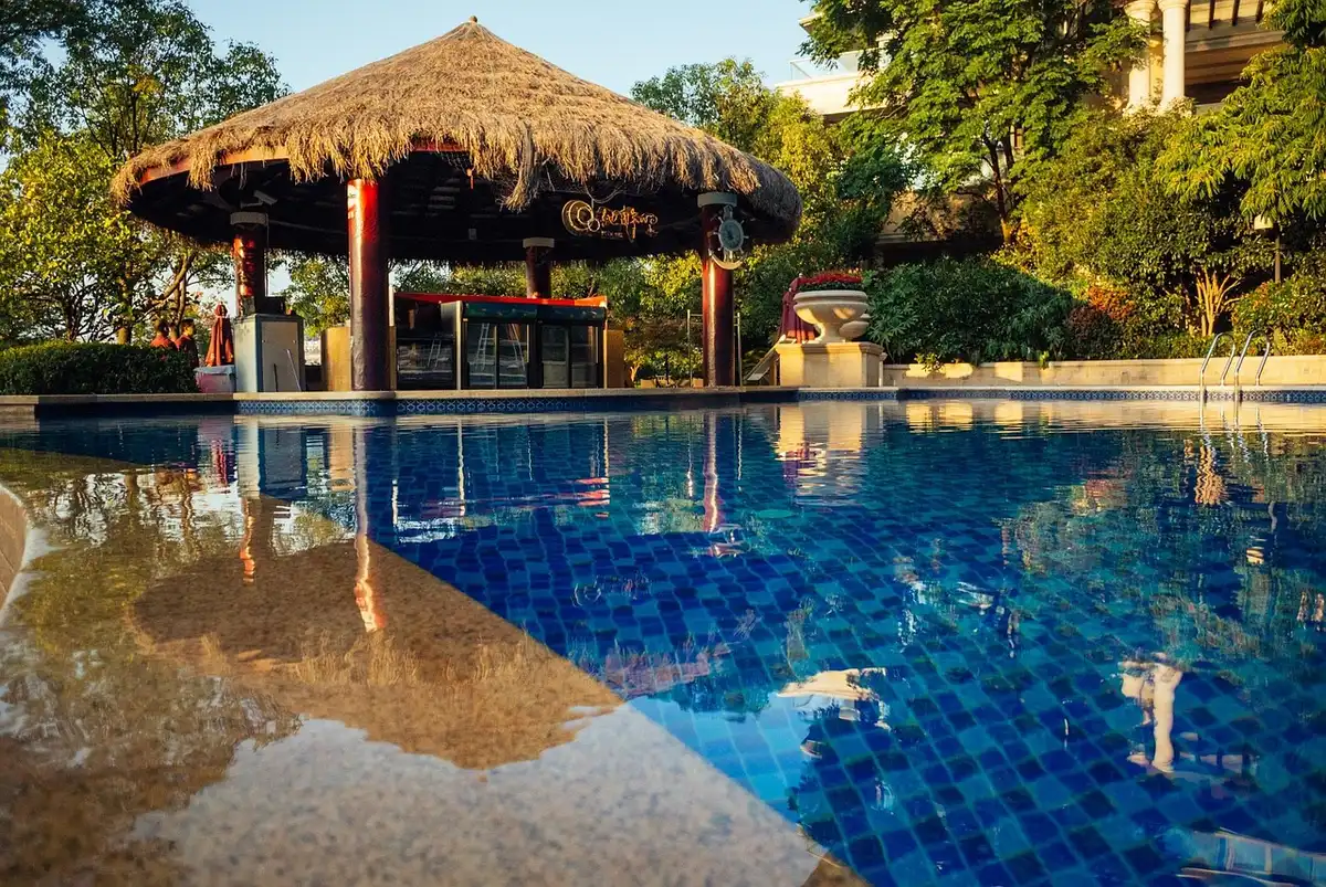 Vue d'une piscine de resort 4 étoiles avec parasols et chaises longues