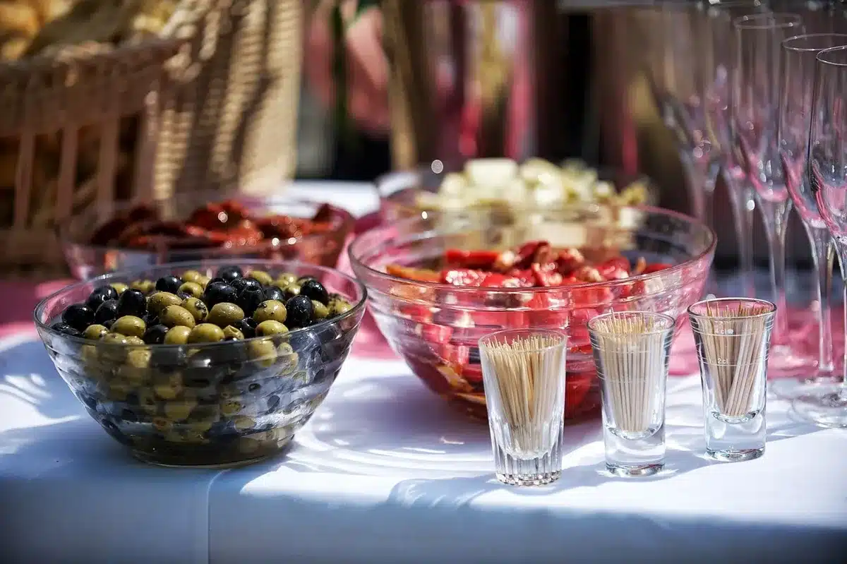 Buffet de restaurant avec diverses spécialités culinaires dans un hôtel all inclusive