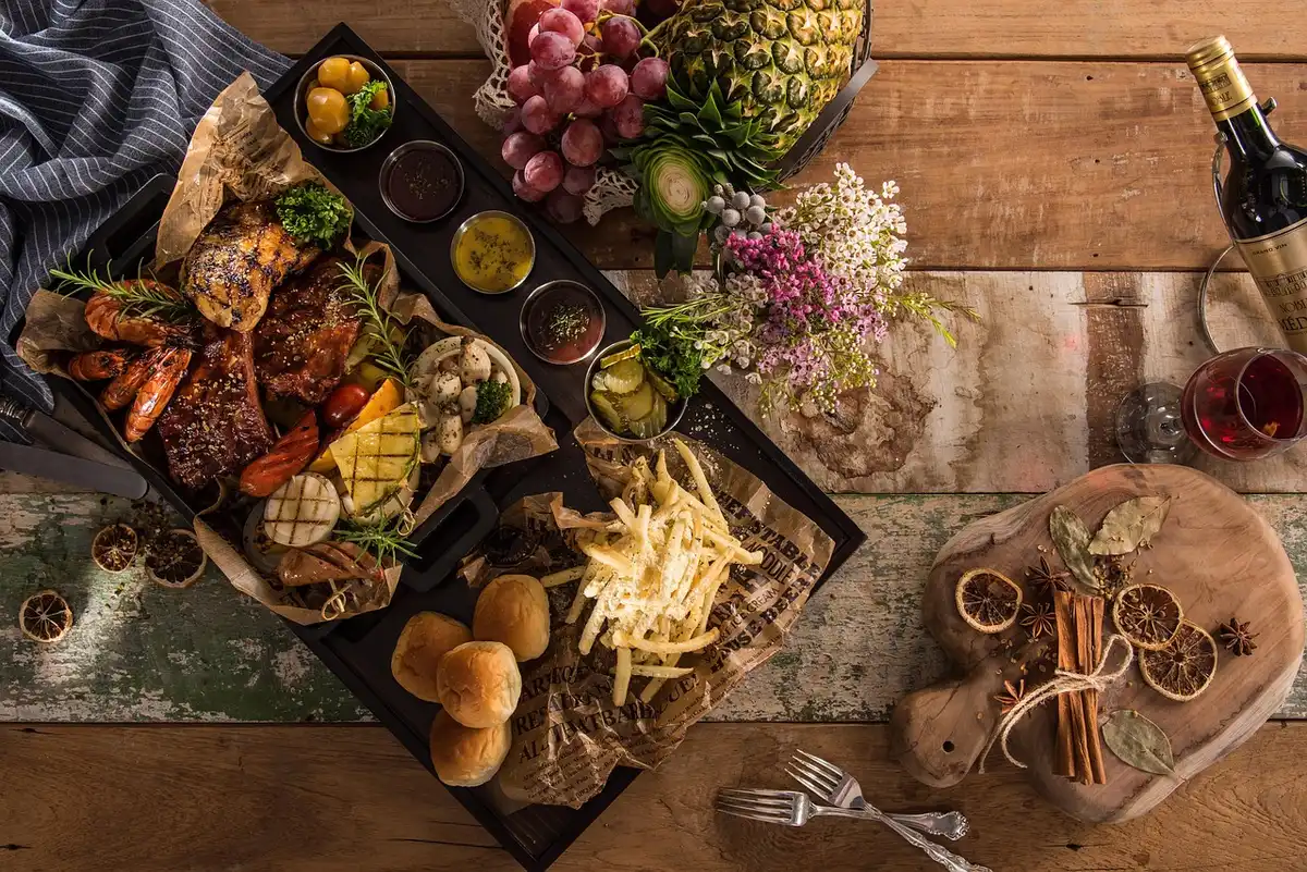 Buffet de restaurant avec variété de plats et boissons dans un hôtel