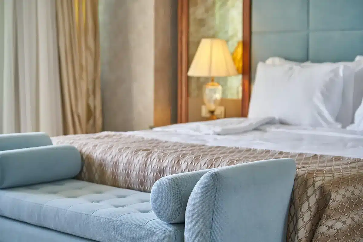 Chambre élégante de château-hôtel avec décoration romantique et confort