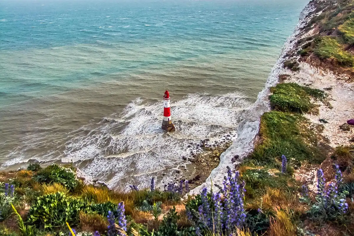 Phare côtier sur la péninsule de Hook Head avec falaises et mer