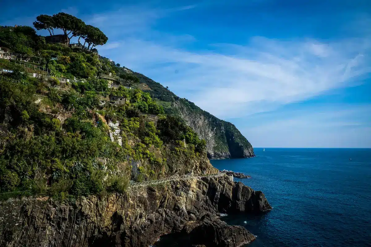 Village de la côte amalfitaine sur falaise baigné de soleil