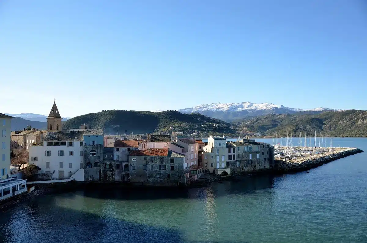 Vue sur la citadelle de Saint-Florent et son port m&eacute;diterran&eacute;en pittoresque