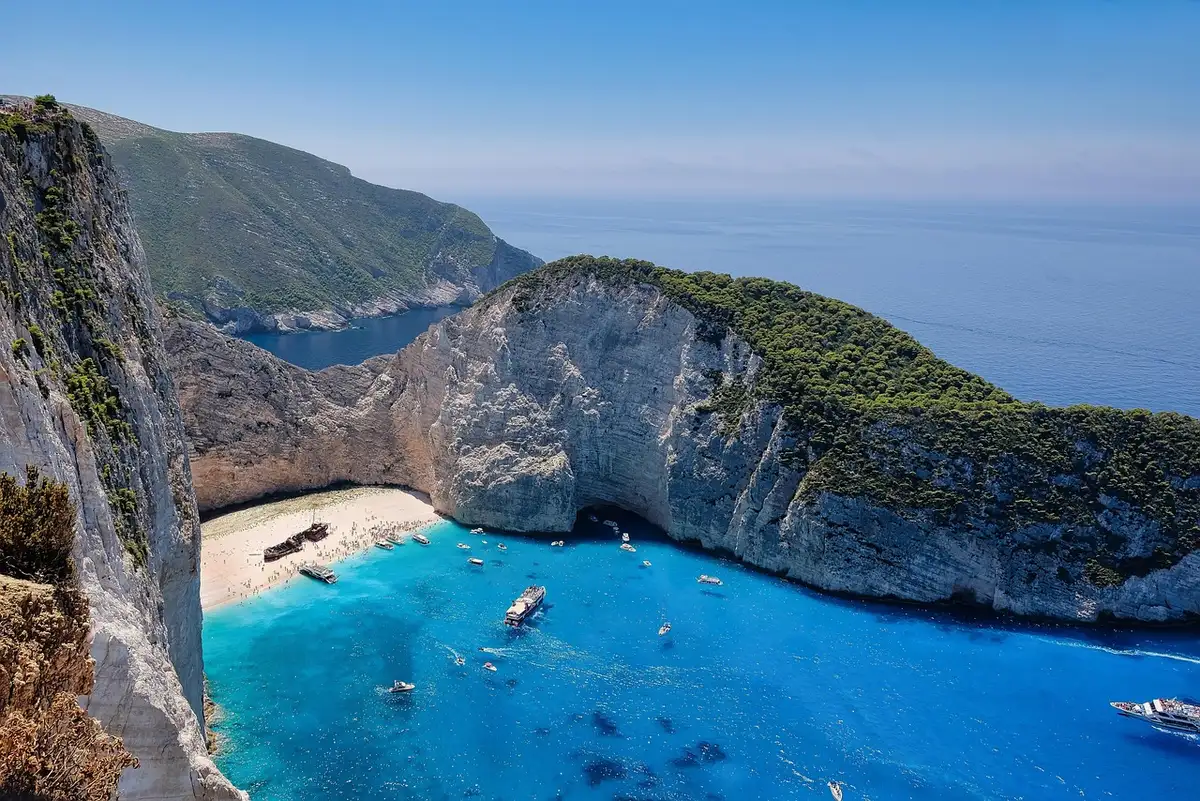 Route côtière sinueuse longeant des falaises rocheuses et des eaux turquoise en Corse du Nord