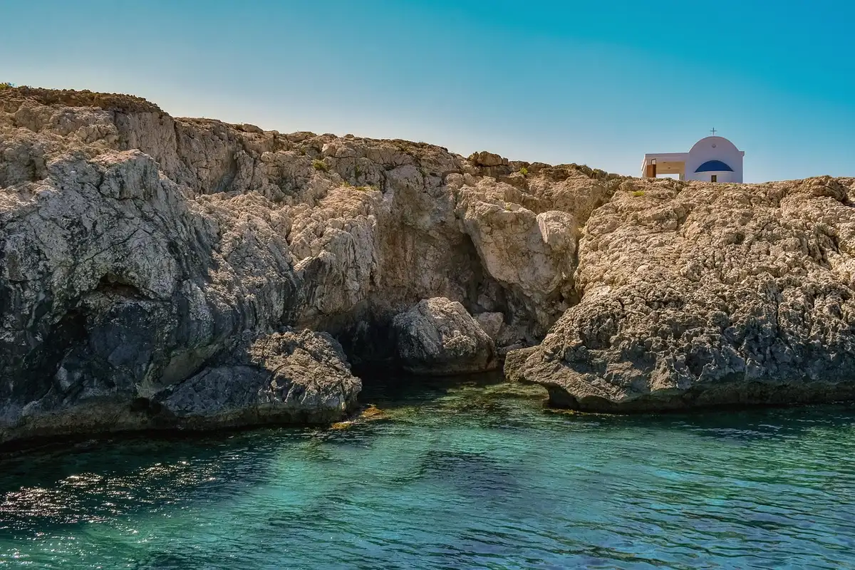 Vue panoramique sur des falaises côtières dominant l'océan Atlantique