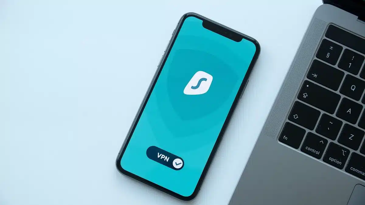 Personne remplissant un formulaire en ligne sur un ordinateur portable