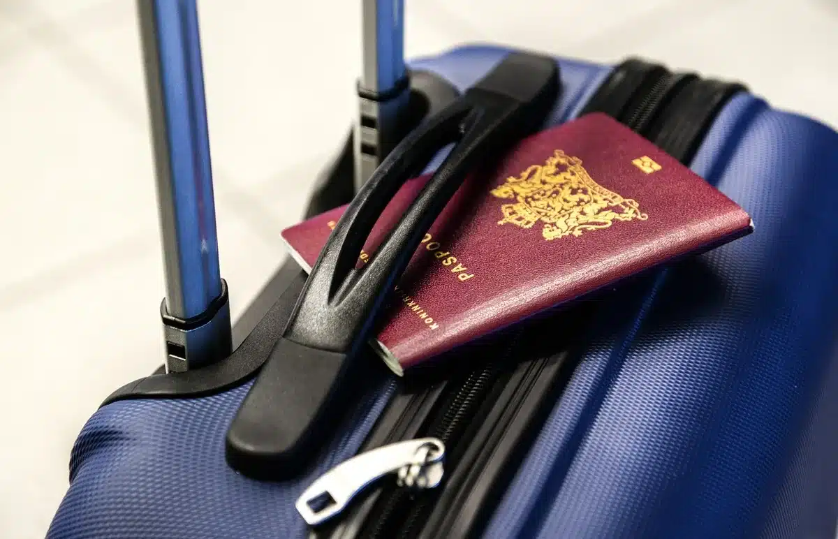 Silhouette tenant un passeport et un smartphone devant une carte floue du Kazakhstan