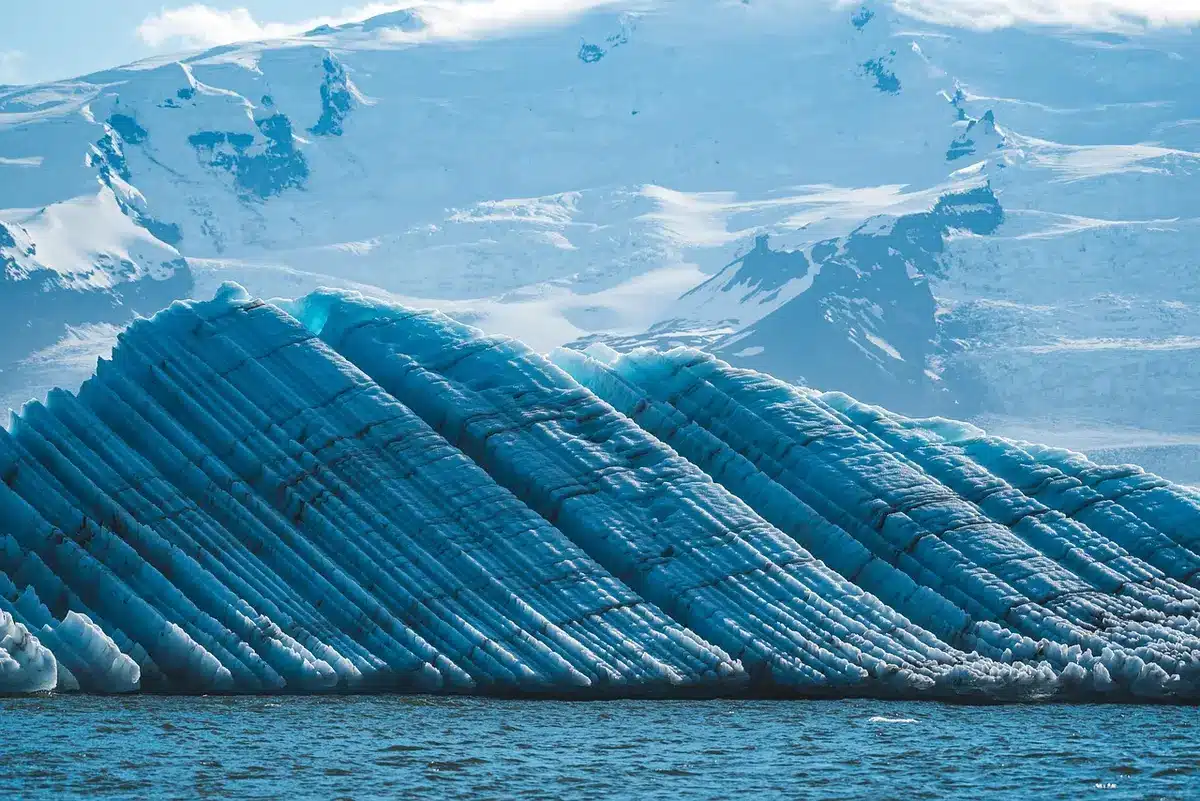 Effondrement glaciaire lib&eacute;rant d'&eacute;normes volumes d'eau et de d&eacute;bris en montagne