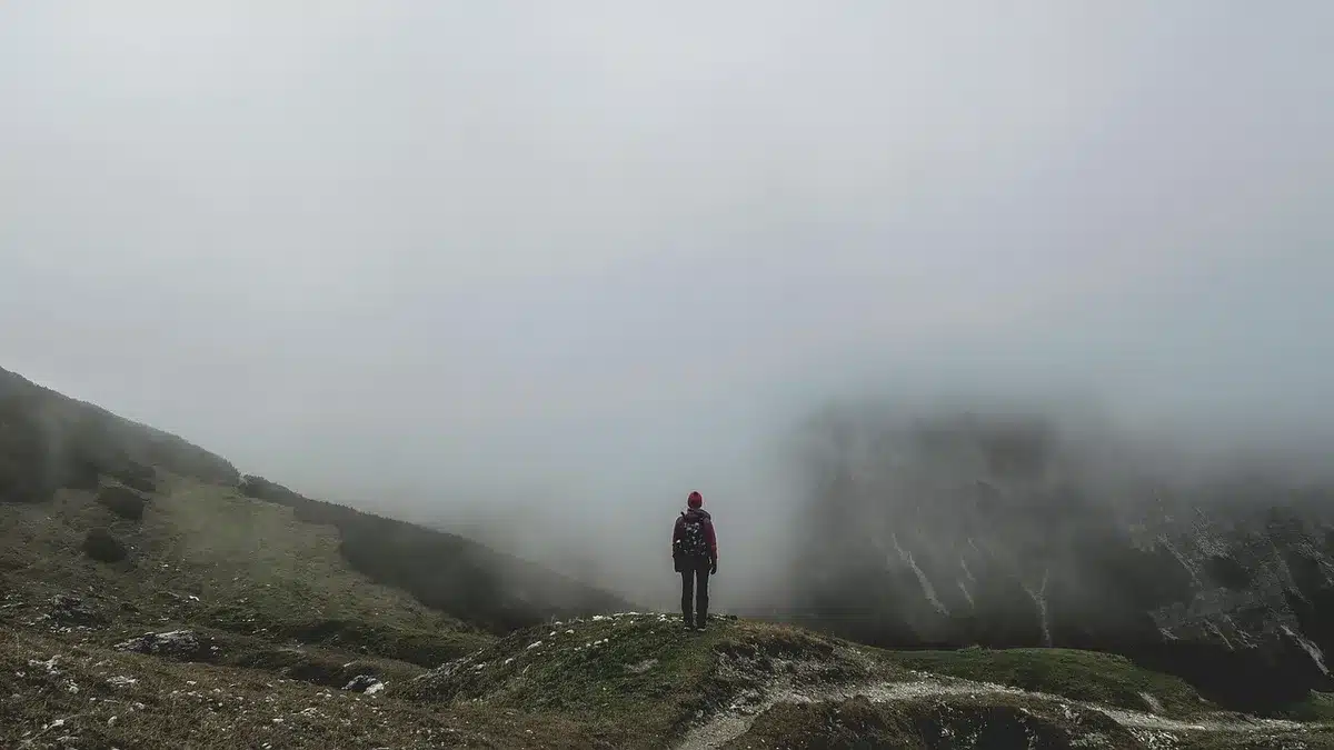 Randonneurs en montagne préparant leur itinéraire et équipement de sécurité
