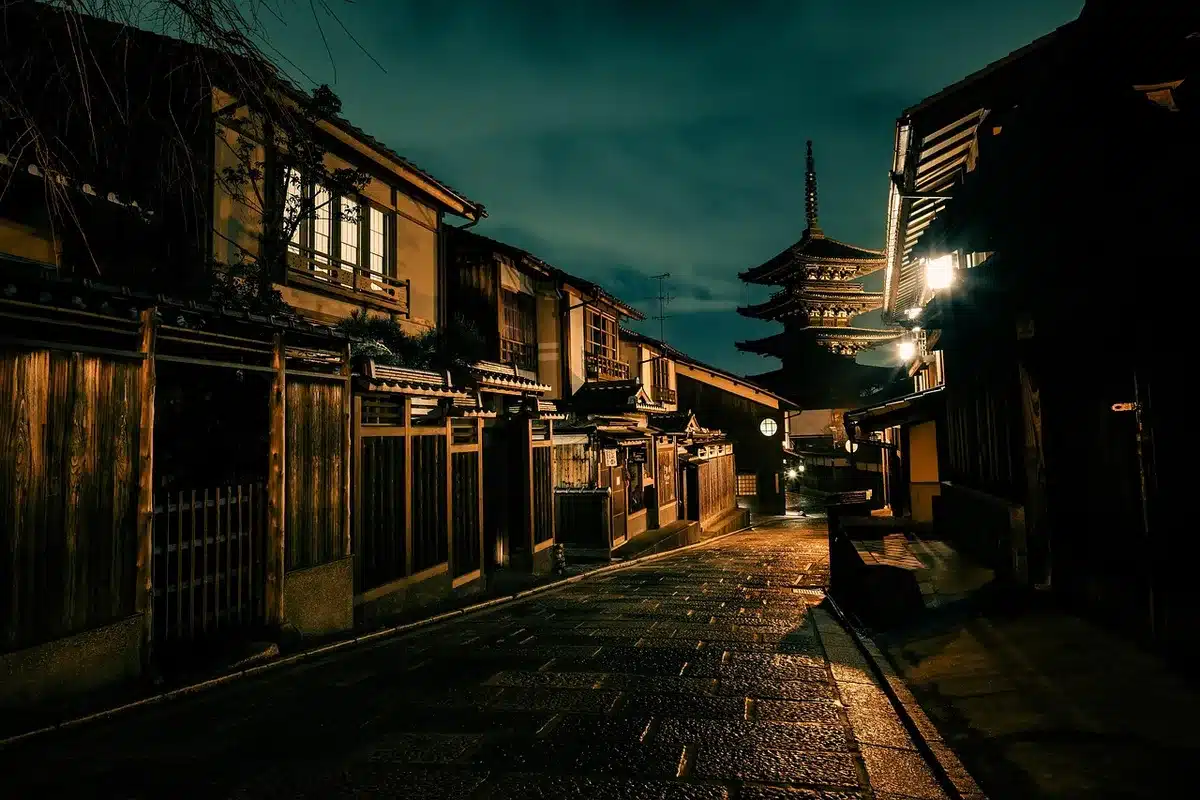 Rues animées de la vieille ville de Hanoï avec lanternes et architecture traditionnelle