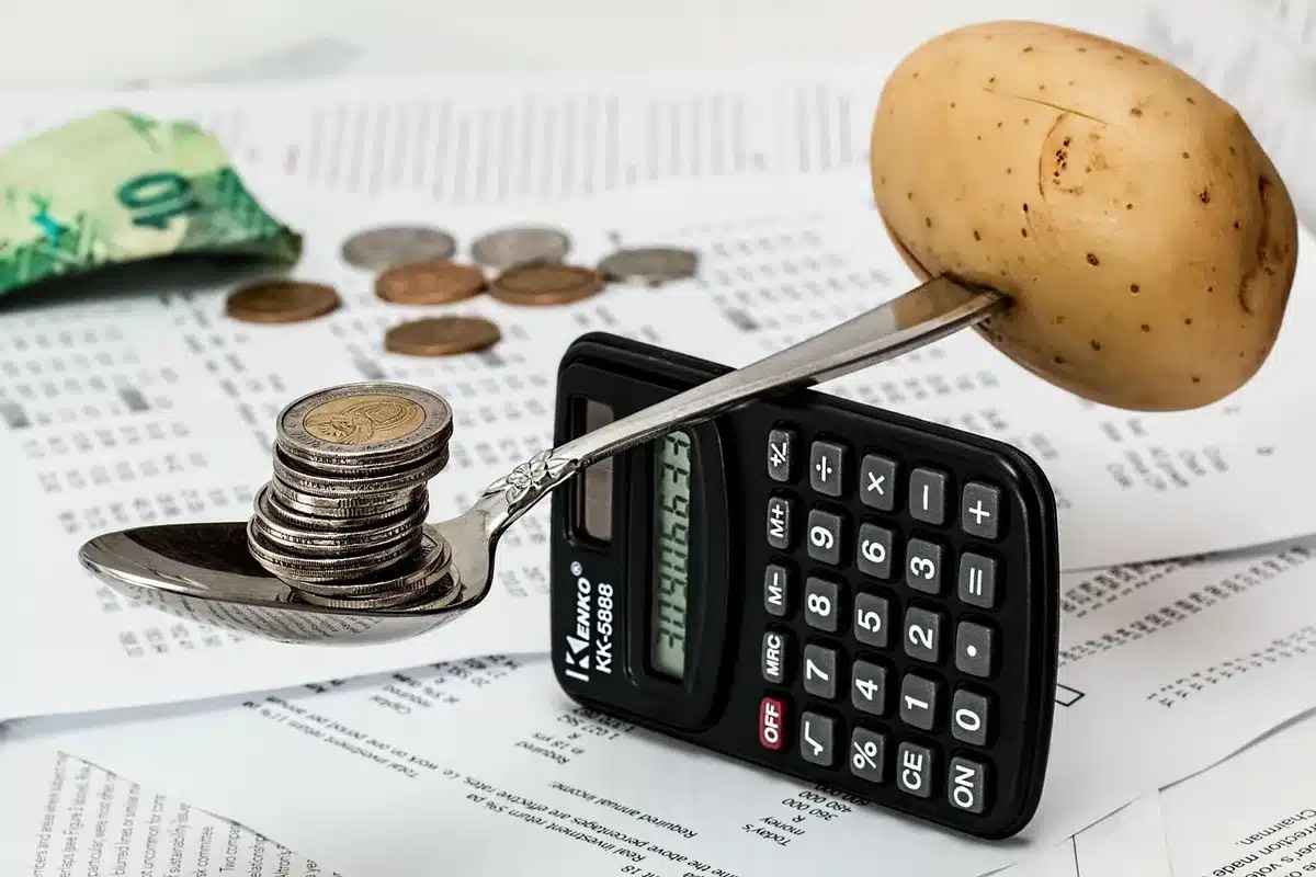 Table avec checklist, calendrier et calculatrice pour planifier un EVG