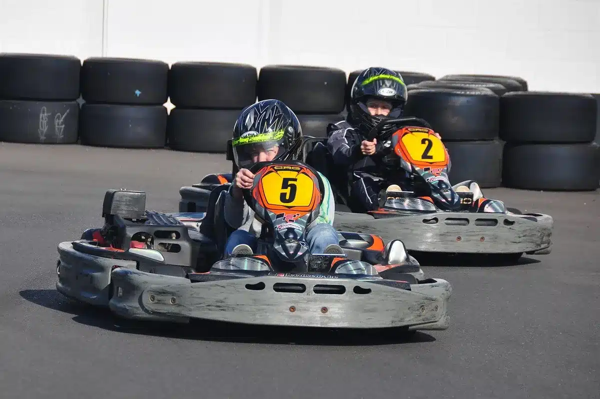 Groupe d'amis pratiquant une activité de cohésion comme le karting