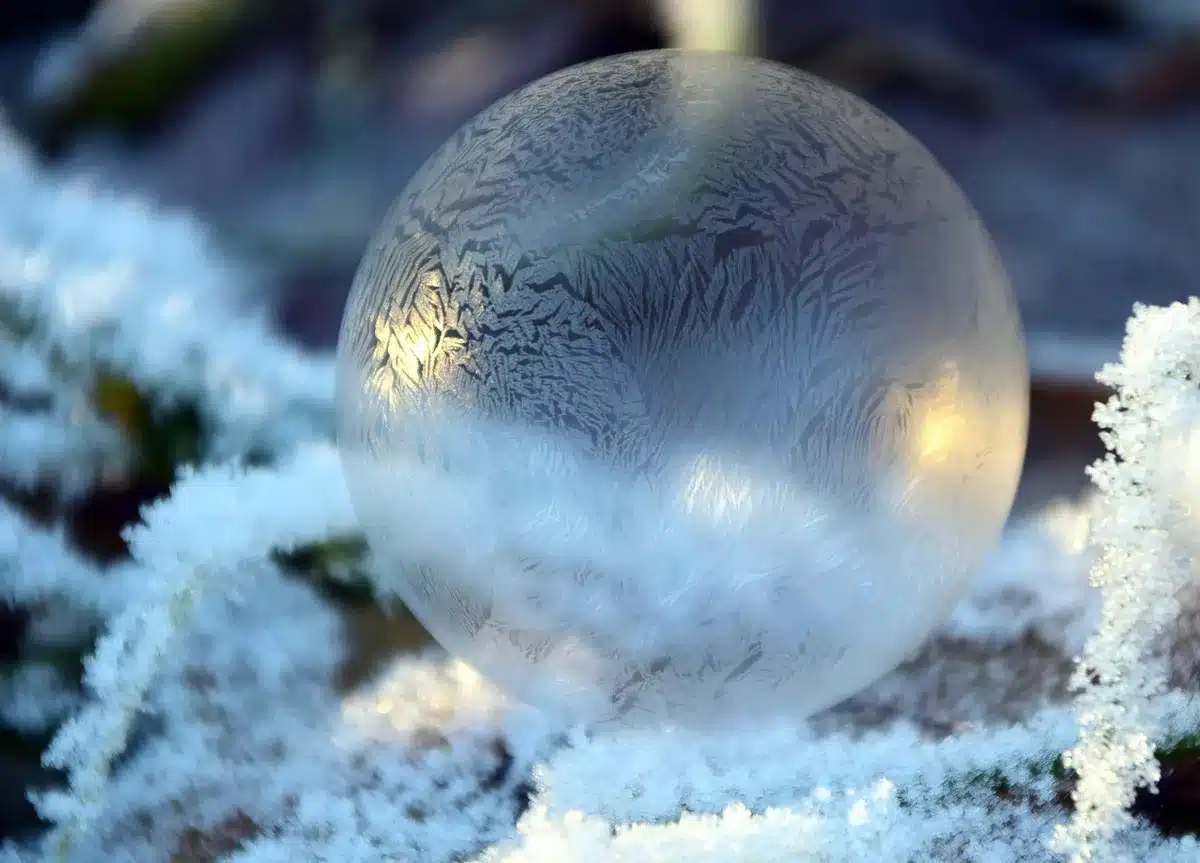 Bulle transparente d'hébergement insolite sous un ciel étoilé