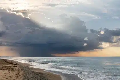 Plage méditerranéenne d'Ibiza avec eau turquoise et sable fin sous un ciel bleu dégagé